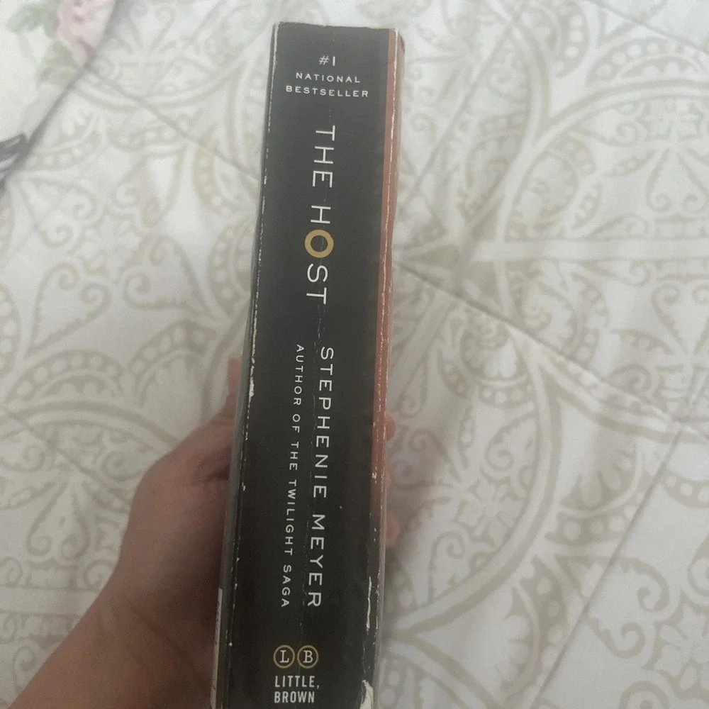 The Host: A Novel - paperback, Stephenie Meyer, 9780316043045 - Picture 3 of 6